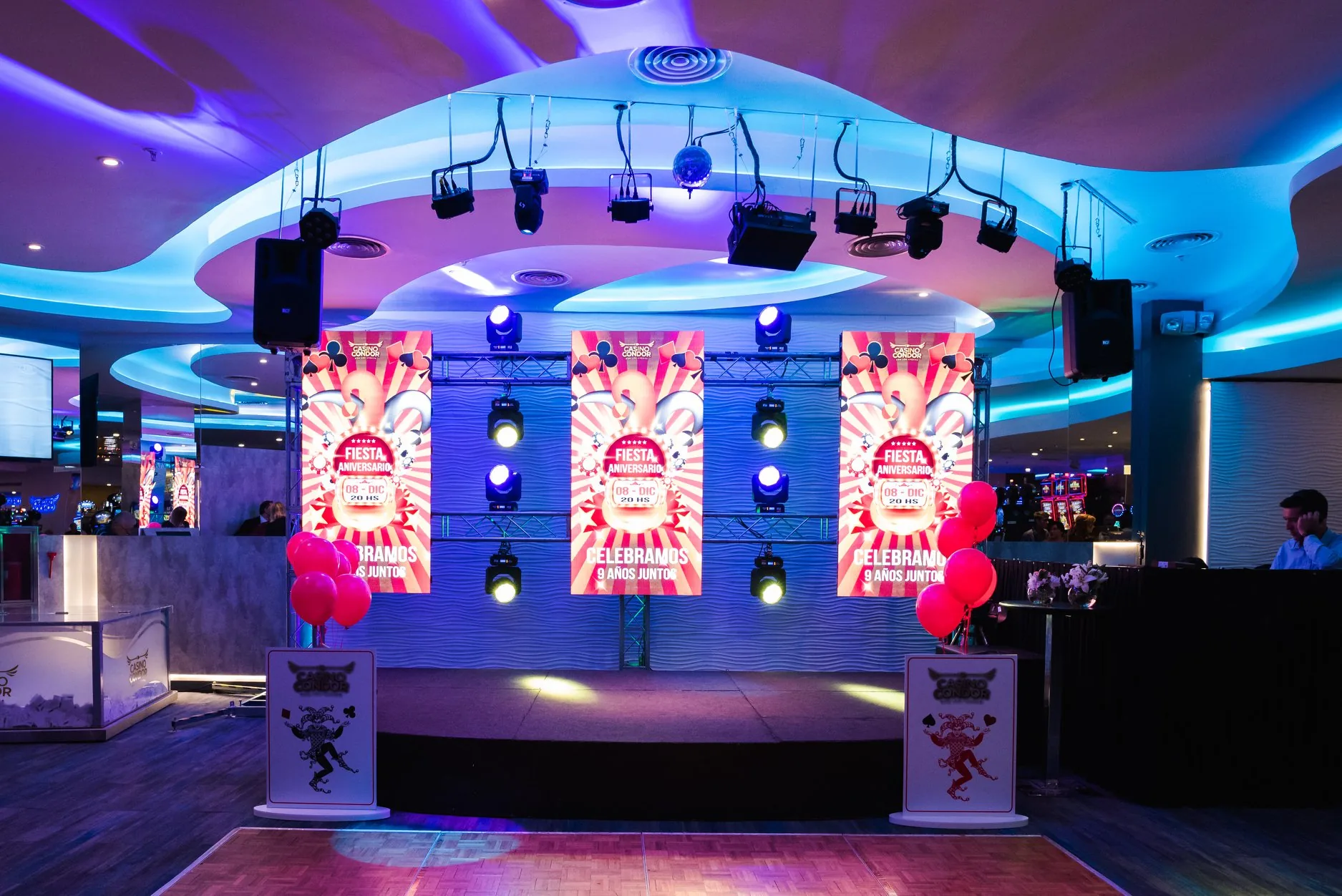 Escenario preparado para una producción artística en Casino Cóndor de los Andes