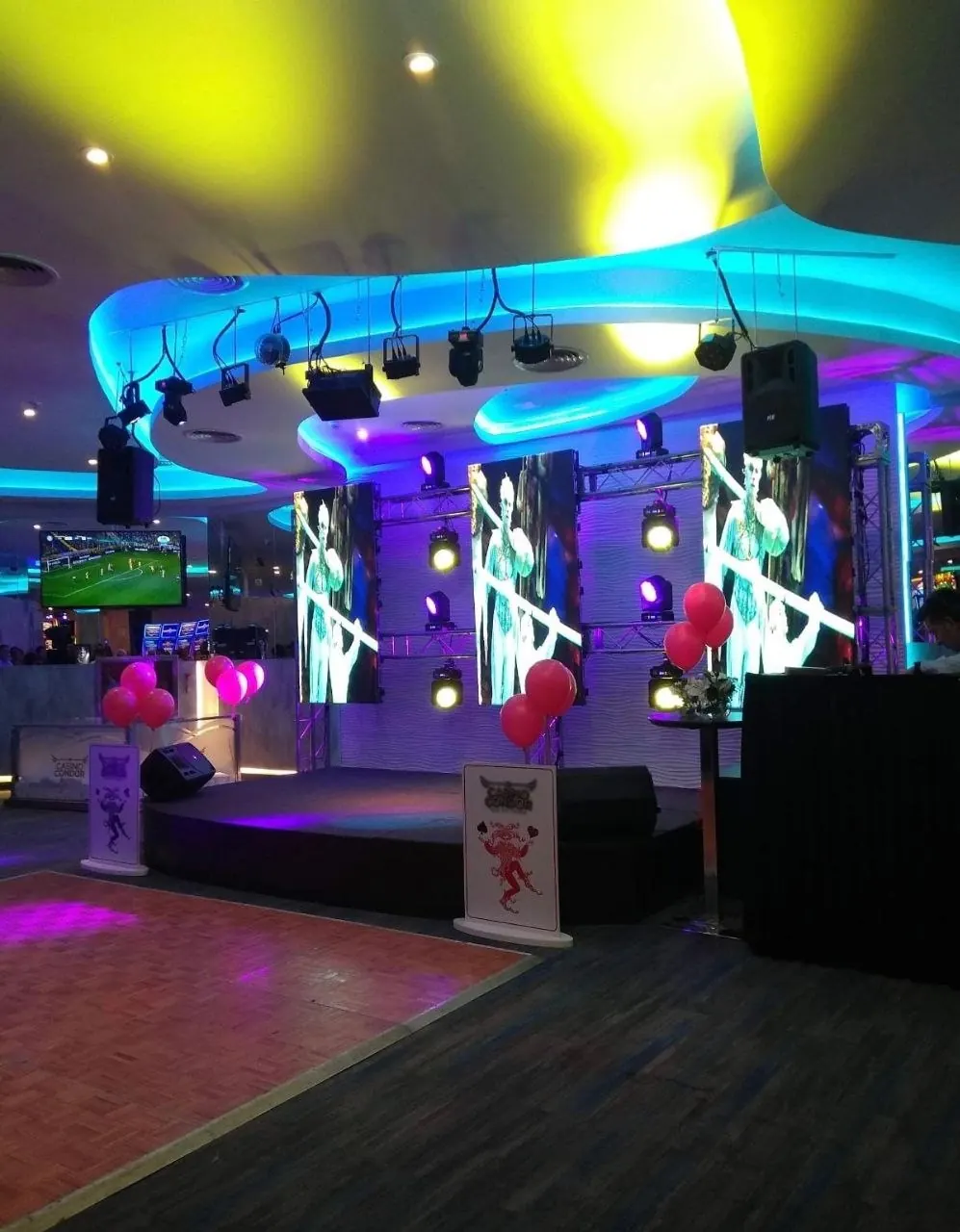 Escenario listo antes de una presentación en Casino Cóndor de los Andes