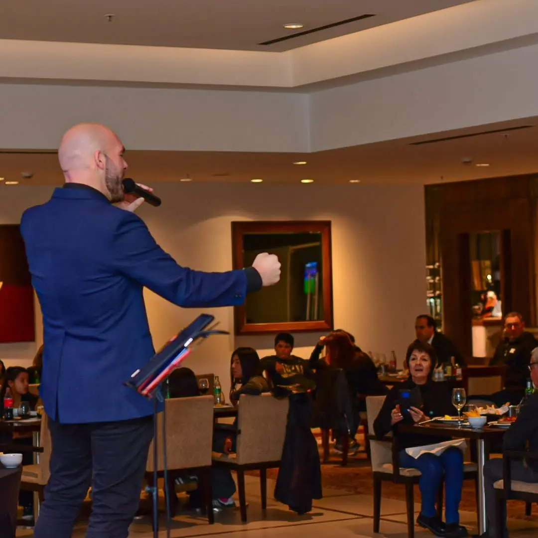 Cantante lírico mendocino Franco Dalfovo durante el almuerzo del 9 de Julio en Hilton Mendoza en 2026