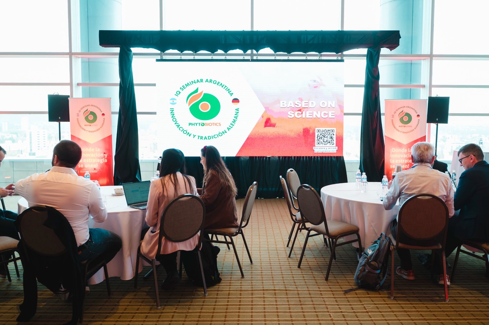 Seminario IQ Argentina de Phytobiotics con pantalla y público en Sheraton Mendoza