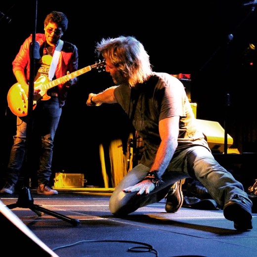 Facundo Arana junto a su banda durante una presentación en Mendoza