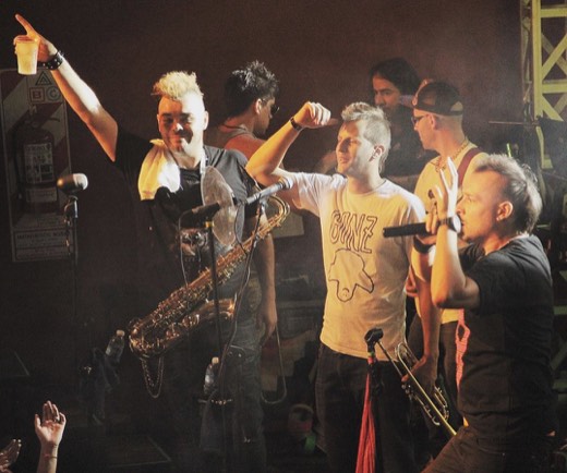 Los Caligaris durante su presentación en Alvear, Mendoza